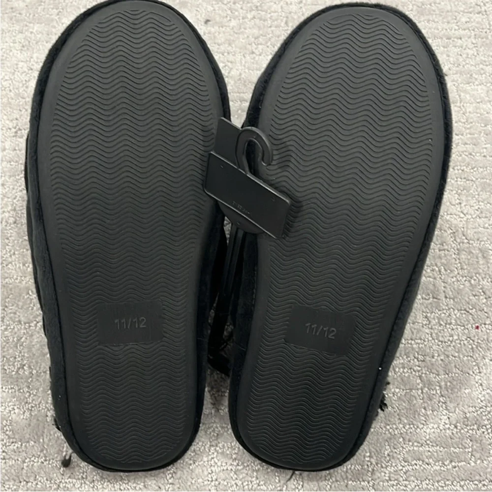 NWT Darth Vader Star Wars fuzzy slip on slippers 
Sizes 7/8, and 11/12 men - Picture 4 of 6